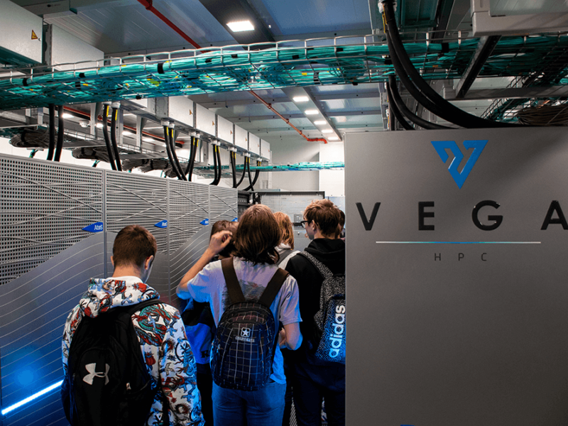 V sistemskem prostoru superračunalnika HPC Vega si šolarji ogledujejo, kako deluje superračunalnik.
